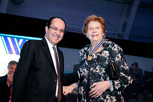 Dr. Cleiton de Castro Marques, presidente do Sindusfarma, e dra. Elza Anders Saad, na ocasião da entrega do Colar Cândido Fontoura do Mérito Industrial Farmacêutico 2015