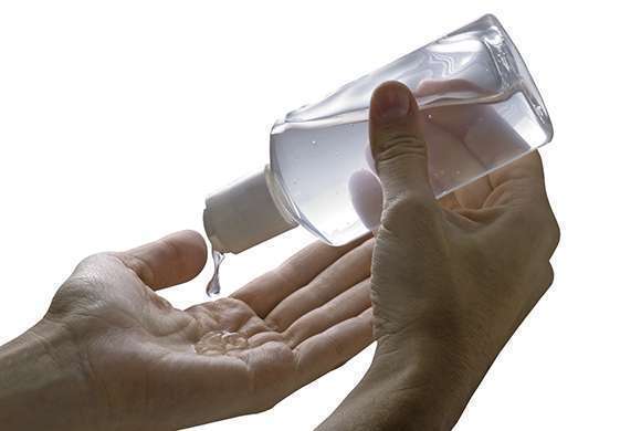 Anvisa autoriza farmácias de manipulação a prepararem e venderem álcool gel