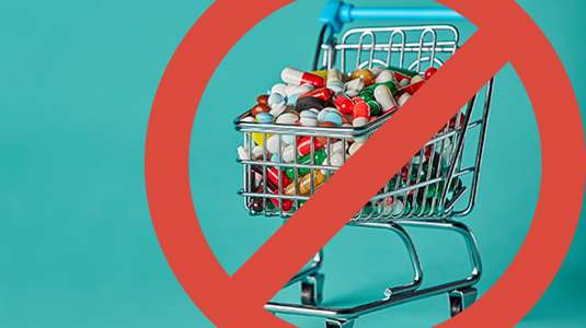 ilustração com um sinal de proibido sobre um carrinho de supermercado com medicamentos dentro