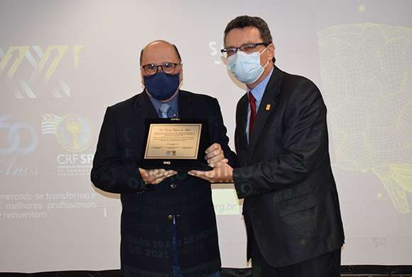 Dr. Dirceu Raposo, ex-presidente, recebe placa comemorativa do Dr. Marcos Machado