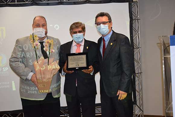 Dr. Walter Jorge, presidente do CFF, recebe homenagem do Dr. Antônio Geraldo e Dr. Marcos 