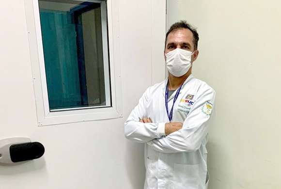Dr. Gilvan Duarte, farmacêutico que supervisiona a logística da vacina em S J dos Campos