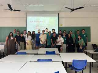 A delegada regional adjunta de Araraquara, Dra. Ketylin Migliato, realizou palestra sobre fitoterapia e farmácia viva para alunos da engenharia ambiental da USP de São Carlos, no dia 23 de maio de 2024.