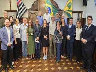 O delegado regional, Dr. Luiz Fernando Turini, e a delegada regional adjunta, Dra. Maria Esgotti, participaram de cerimônia na Câmara Municipal de Bauru, no dia 28 de junho de 2024, sobre a criação da política municipal de cuidados paliativos