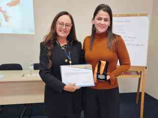 Entrega do prêmio Paulo Minami para a aluna Angélica Gomes de Carvalho pela Dra. Viviane Araujo Ravagnani, coordenadora da Unip Bauru, em 12 de agosto de 2024.