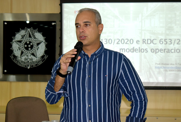 Dr. Kleber dos Santos Fernandes durante a palestra