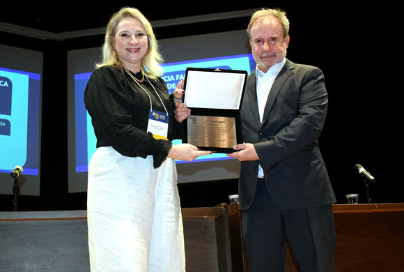 Dr. Luis Carlos Zamarco recebe placa de menção honrosa concedida ao prefeito de São Paulo, Ricardo Nunes