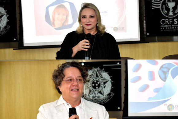 Dra. Luciana Canetto, vice-presidente do CRF-SP, e Dra. Karina Wolffenbüttel, psicóloga do Centro de Referência e Treinamento em IST/Aids da Secretaria de Saúde do Estado de São Paulo