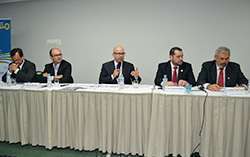 Mesa de debates mediada pelo dr. Ademir Valério, presidente da Anfarmag (ao centro)