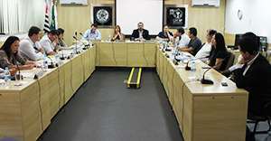 Parlamentares participam da reunião plenária na sede do CRF-SP, na capital