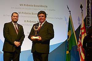 Dr. Pedro Menegasso entrega prêmio para representante da Libbs