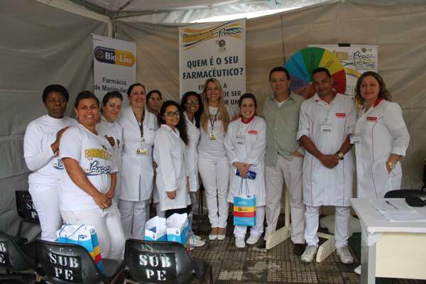 Dr. Marcos Machado, diretor-tesoureiro junto com os farmacêuticos e estudantes voluntários na zona leste da capital