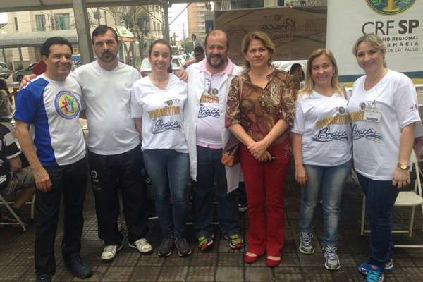A vice-presidente do CRF-SP, dra. Raquel Rizzi, ao lado de voluntários na ação de Piracicaba