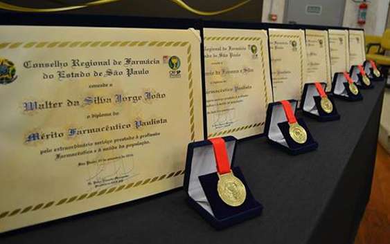 Homenageados receberam medalha e certificado da Comenda de Mérito Farmacêutico Paulista