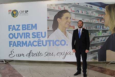 Dr. Pedro Menegasso, presidente do CRF-SP, ressalta as dificuldades e conquistas da profissão farmacêutica