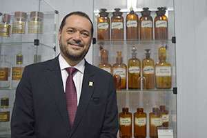 Dr. Pedro Menegasso, presidente do CRF-SP, foi homenageado com o nome em uma das vitrines do acervo