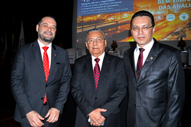Dr. Pedro Menegasso (presidente do CRF-SP), dr. Jerolino Lopes (presidente da SBAC) e dr. Marcos Machado (diretor-tesoureiro do CRF-SP e presidente do 43º CBAC)