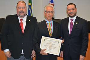 Dr. Antonio Geraldo dos Santos, secretário-geral, dr. Gilberto Pozetti e dr. Pedro Eduardo Menegasso