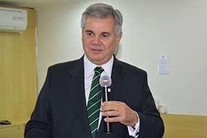 Dr. Carlos Maurício Barbosa mostrou a atuação do farmacêutico em Portugal
