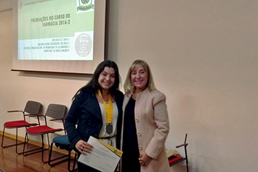 A aluna Nayara Cruz recebeu o prêmio das mãos da dra. Raquel Rizzi, vice-presidente do CRF-SP