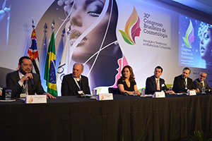 Dr. Pedro Eduardo Menegasso (CRF-SP), João Carlos Basílio (ABIPHPEC), Dra. Vânia Leite (ABC Cosmetologia), João Paulo Picolo (Nurnbergmesse Brasil) e Antonio Calcagnotto (Abipla) e Hugo Chaluleu (ABAS) 