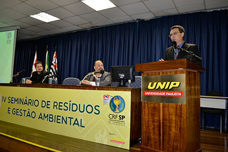 Dr. Raphael Corrêa de Figueiredo (Comissão Assessora de Resíduos e Gestão Ambiental), Dr. Antonio Geraldo dos Santos (secretário-geral do CRF-SP) e Dr. Marcos Machado (diretor-tesoureiro do CRF-SP)