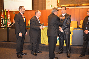 Dr. Marcos Machado recebe medalha comemorativa de 75 anos entregue a personalidades expressivas das Ciências Farmacêuticas (Fotos: João Iosikasu Maeda/CFF e Renata Gonçalez)