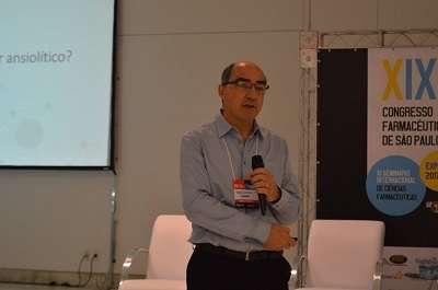 Dr. Francisco Silveira Guimarães durante a palestra "Uso de canabinoide na terapêutica"