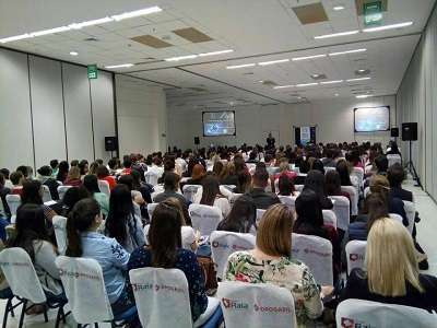 Dr. Gustavo Alves, coordenador do Grupo Cuidados Farmacêuticos ao Idoso do CRF-SP, reuniu 250 congressistas na palestra "Alzheimer: tratamento e cuidados humanizados"