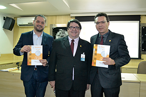 Dr. Pedro Menegasso (presidente do CRF-SP), Dr. José Vanilton de Almeida (grupo Farmácia Estabelecimento de Saúde) e Dr. Marcos Machado (diretor-tesoureiro)