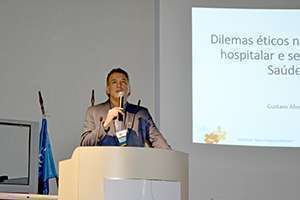 Dr. Gustavo Alves falou sobre os dilemas éticos na farmácia hospitalar