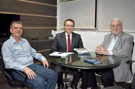  O farmacêutico Vagner Sela, o presidente do CRF-SP, Dr. Marcos Machado e o vereador Gilberto Natalini 