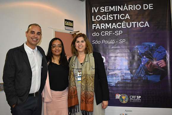 Os palestrantes Dr. Kleber Fernandes e Dra. Stella Maris Bernardi e Dra. Elaine Manzano, vice-coordenadora da Comissão Assessora de Distribuição e Transporte do CRF-SP