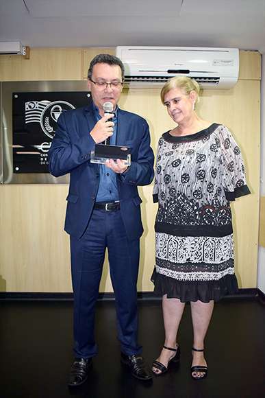 Dr. Marcos Machado, presidente do CRF-SP e a funcionária Fátima Andrioli 