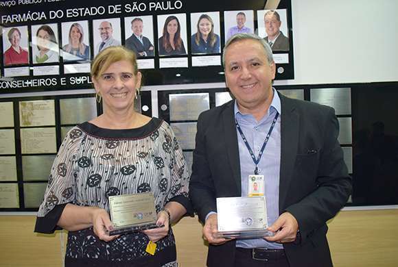 Fatima Andrioli e Onofre Ferreira foram homenageados durante a reunião plenária do CRF-SP