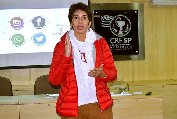 Dra. Natascha Trolesi destaca uso de redes sociais em palestra