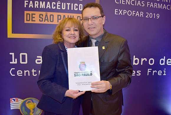 A vereadora Edir Sales entrega o Projeto de Lei ao presidente do CRF-SP, DR. Marcos Machado
