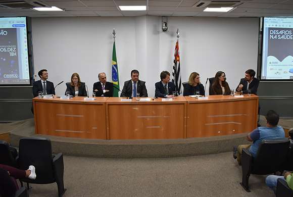 Mesa com convidados para o debate "Desafios da inovação na saúde pública", na Alesp, mediado pelo deputado estadual Márcio da Farmácia (4º da esq. p/ dir.)