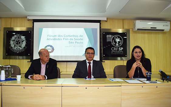 Dr. Waldecir Paula Lima (CREF4), Dr. Marcos Machado (presidente do CRF-SP) e Dra. Danyelle Marini (diretora-tesoureira do CRF-SP)
