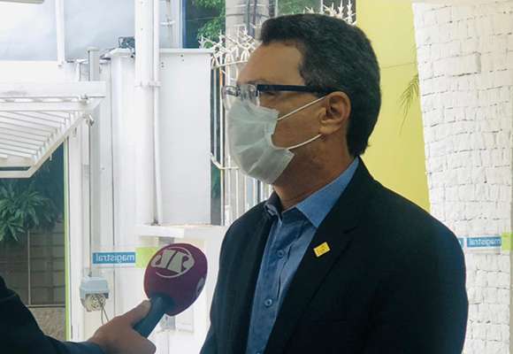 Dr. Marcos Machado durante a entrevista