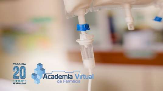 Imagem que representa a nutrição parenteral ao fundo e o logo da academia virtual de farmácia 
