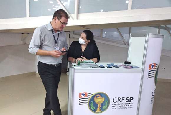 Quem participou da feira pode receber materiais técnicos e folderes informativos desenvolvidos pelo CRF-SP