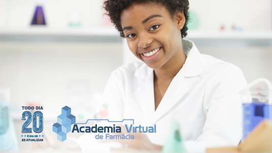 Mulher negra de cabelo curto e jaleco branco está sentada e sorri para foto abaixo está o logotipo de Academia Virtual de Farmácia e do projeto Todo dia 20 é dia de se atualizar 