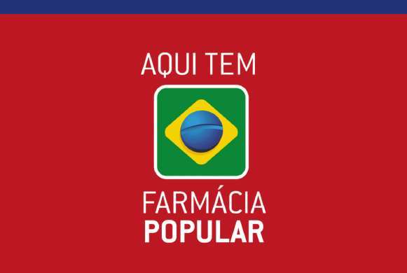 Fundo em vermelho e ao centro o logotipo escrito Aqui tem Farmácia Popular e uma bandeira do Brasil no formato quadrado