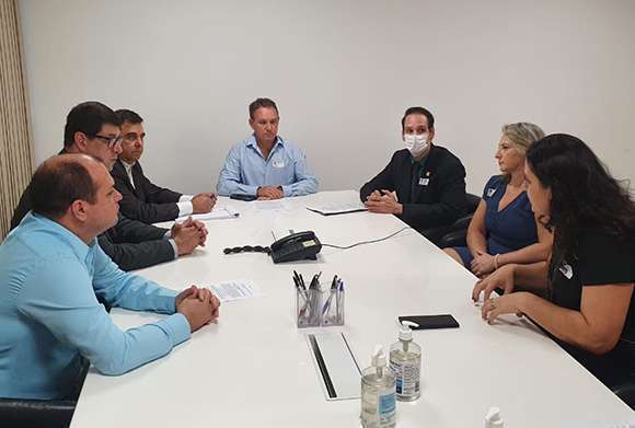 Representantes do CRF-SP em reunião com o deputado estadual Marcio da Farmácia para apresentar o projeto de lei para regulamentar os centros de saúde estética 