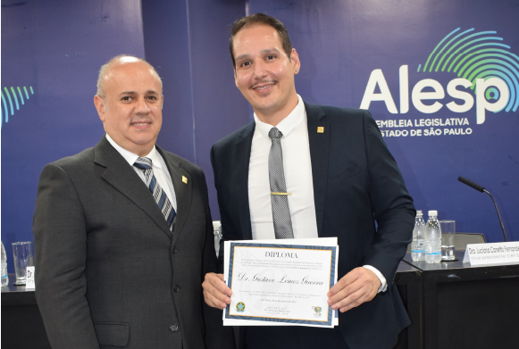Dr. Gustavo Guerra recebeu o certificado das mãos do Dr. Alexsandro Macedo Silva, presidente da Comissão eleitoral regional
