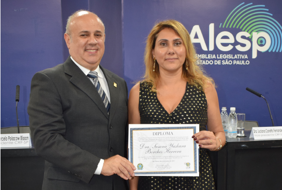 Dra. Susana Herrera recebeu o certificado das mãos do Dr. Alexsandro Macedo Silva, presidente da Comissão eleitoral regional 