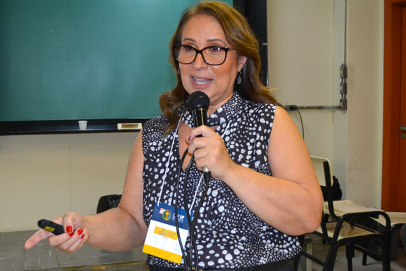 Dra. Nancy Mesas debateu com os participantes sobre a legislação voltada a cosméticos injetáveis 
