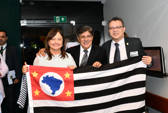 A deputada federal Alice Portugal, o presidente do CFF, Dr. Walter Jorge e o conselheiro federal por SP Dr. Marcos Machado
