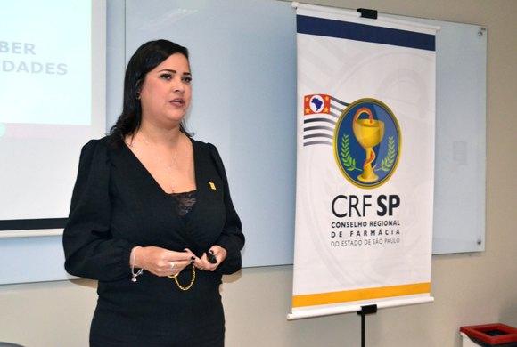 Dra. Aline Veríssimo de Medeiros Silva abordou o tema "Como realizara auditorias internas, receber auditorias externas e tratar as não conformidades"